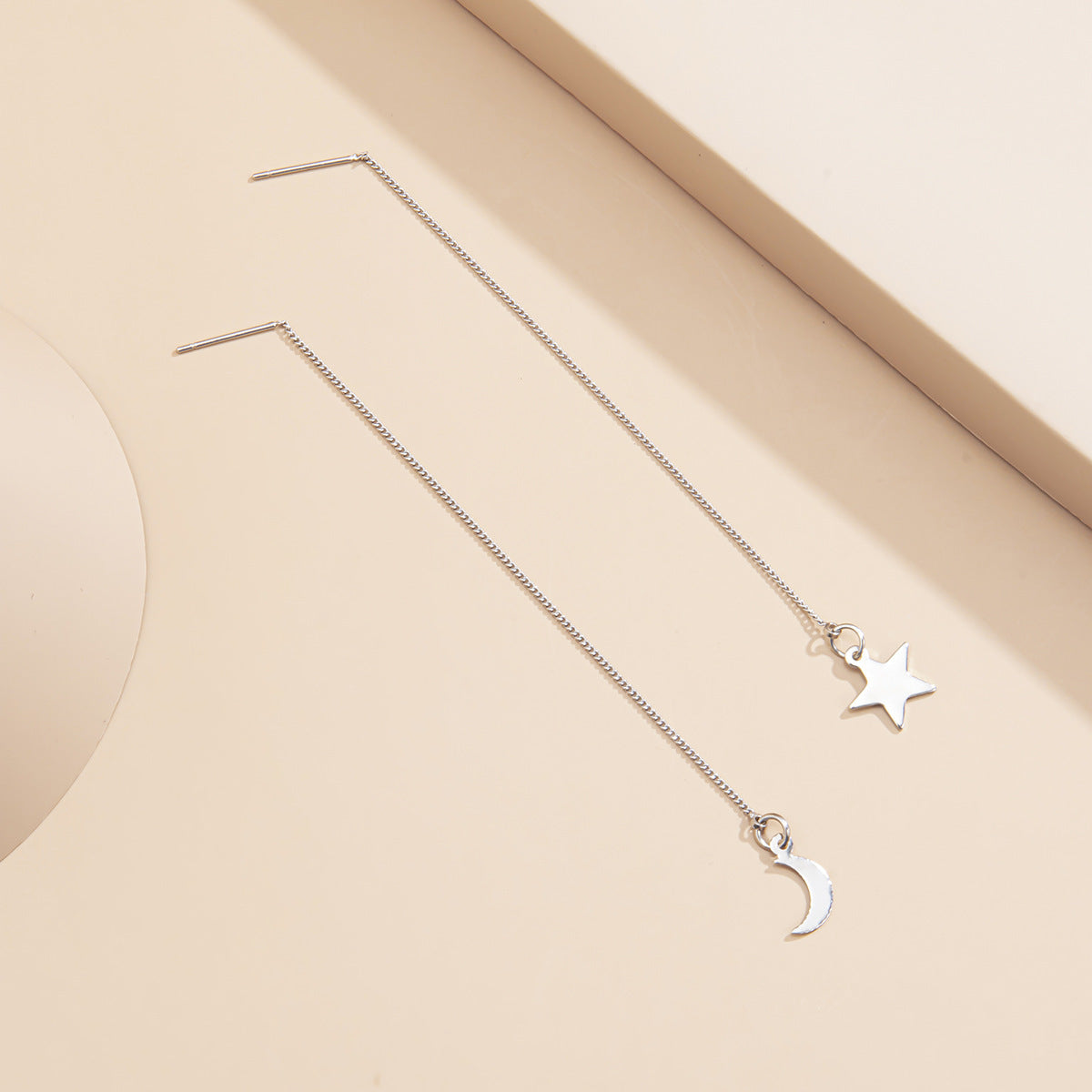 Longues boucles d'oreilles asymétriques avec étoiles et lune