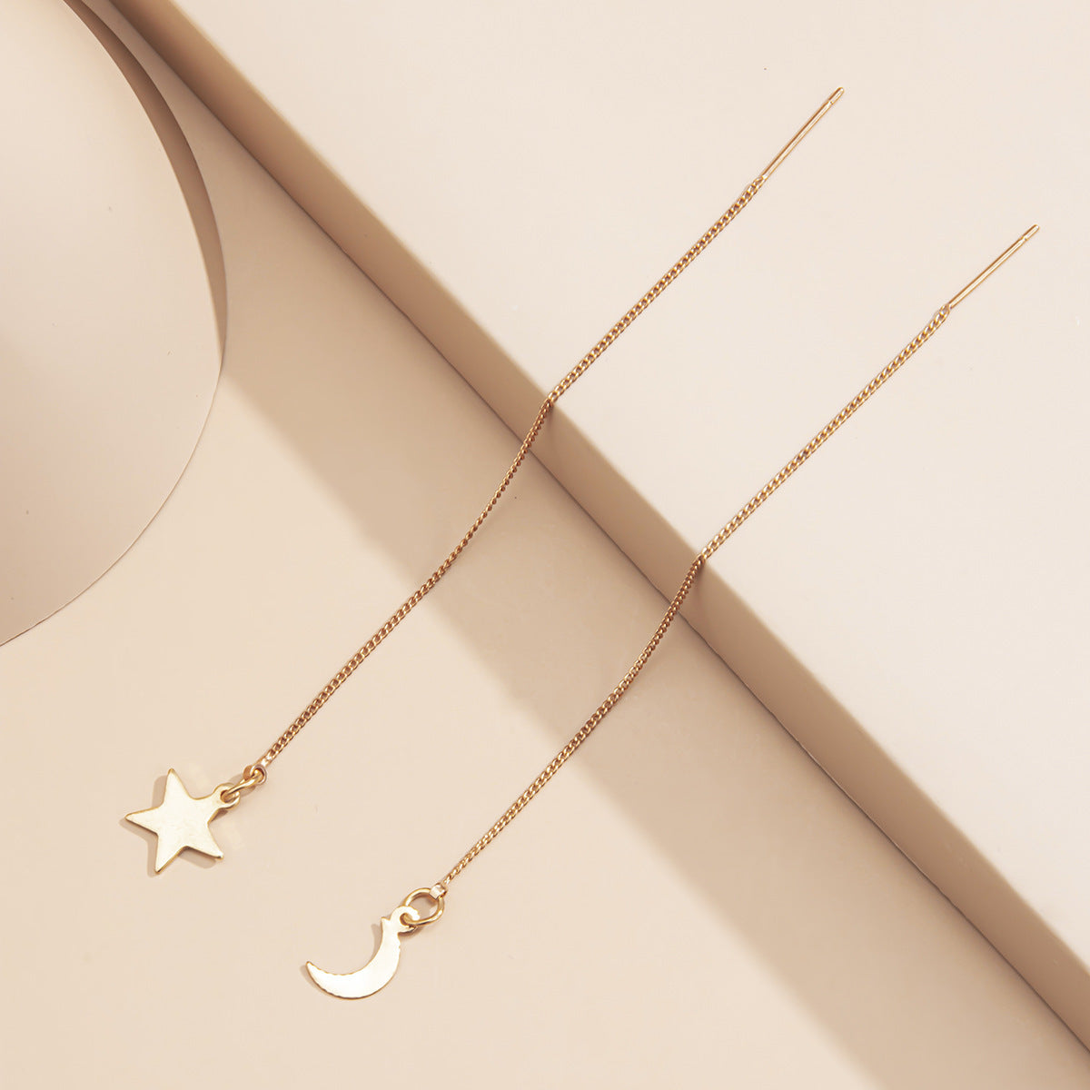 Longues boucles d'oreilles asymétriques avec étoiles et lune