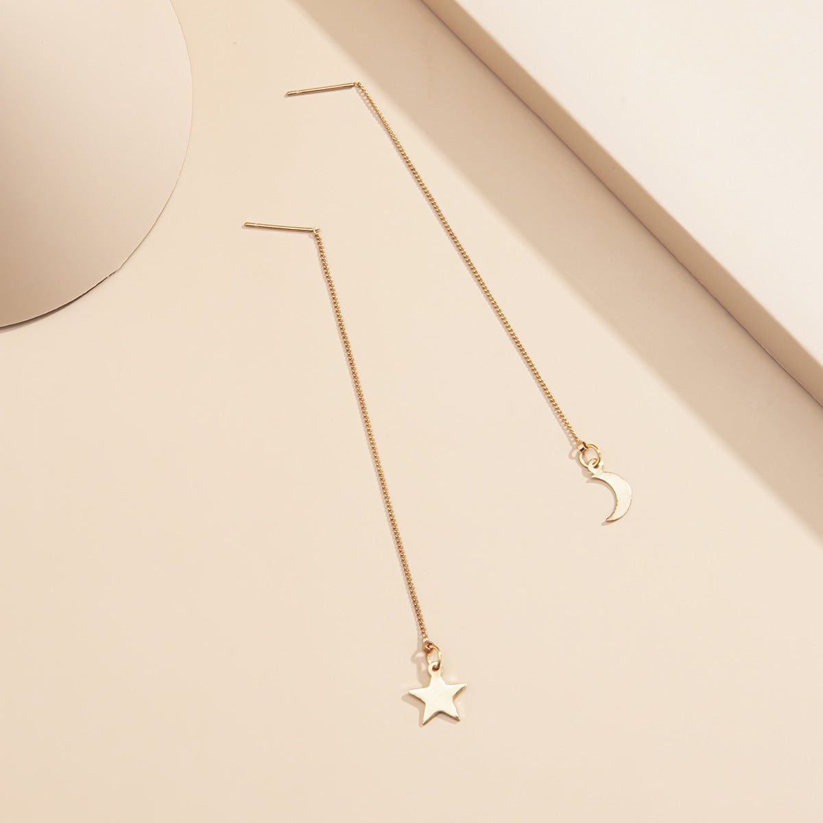 Longues boucles d'oreilles asymétriques avec étoiles et lune